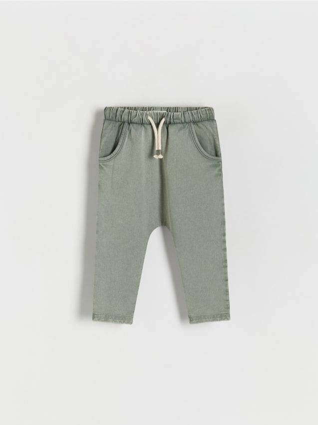 Pantaloni de trening cu efect prespalat - verde-oliv deschis Pantaloni de trening cu efect prespalat - verde-oliv deschis