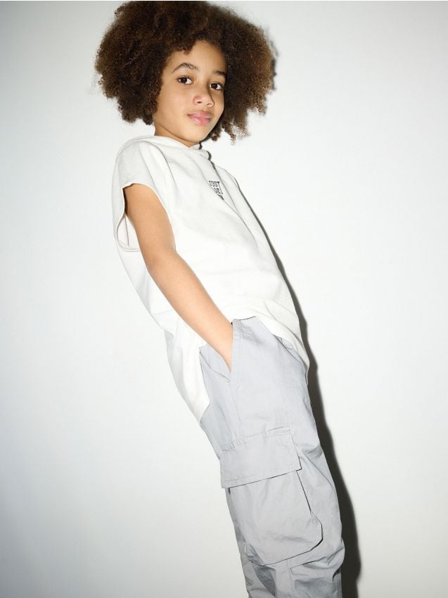 Pantaloni parachute, cu buzunare cargo - gri deschis Pantaloni parachute, cu buzunare cargo - gri deschis