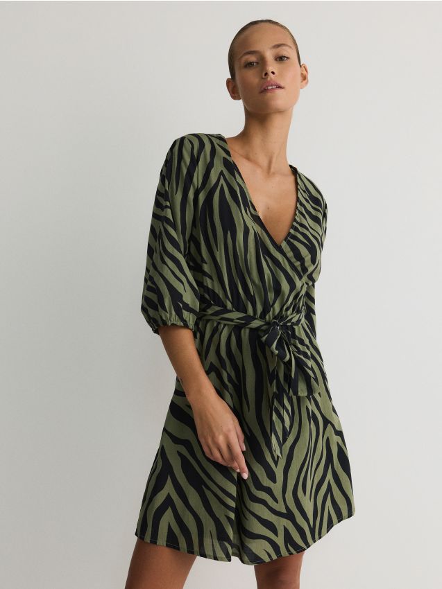 Rochie cu model animal - verde-oliv deschis Rochie cu model animal - verde-oliv deschis