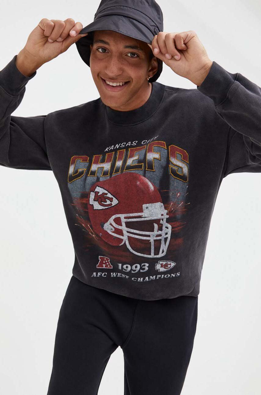 Abercrombie & Fitch bluza x NFL barbati, culoarea gri, modelator Abercrombie & Fitch bluza x NFL barbati, culoarea gri, modelator