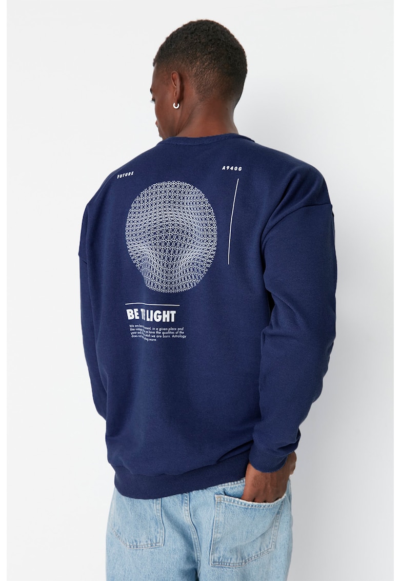 Bluza d trening cu decolteu la baza gatului si imprimeu pe spate Bluza d trening cu decolteu la baza gatului si imprimeu pe spate