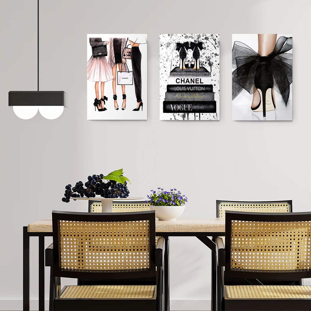 Set 3 tablouri femei pantofi detaliu multicanvas - Dimensiune multicanvas: 3 tablouri 40x60 cm Set 3 tablouri femei pantofi detaliu multicanvas - Dimensiune multicanvas: 3 tablouri 40x60 cm