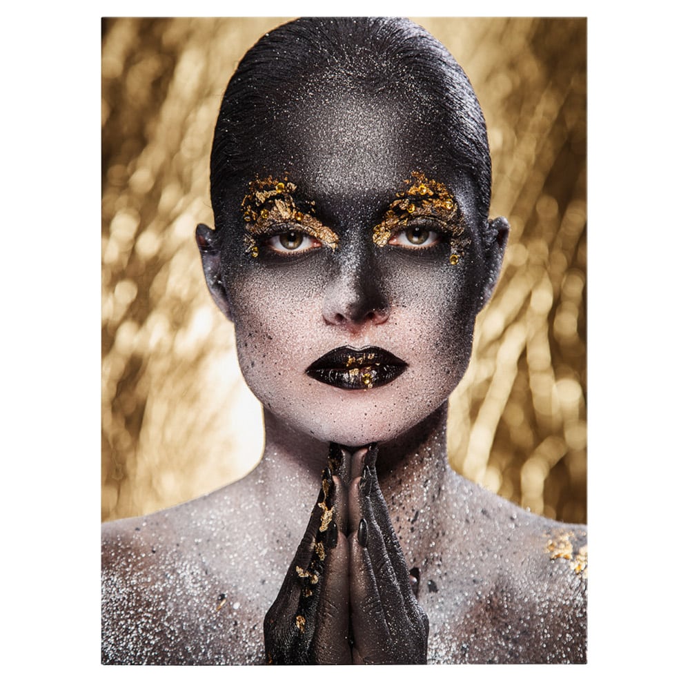Machiaj auriu negru creativ tablou portret - Material produs:: Poster pe hartie FARA RAMA, Dimensiunea:: 60x90 cm Machiaj auriu negru creativ tablou portret - Material produs:: Poster pe hartie FARA RAMA, Dimensiunea:: 60x90 cm