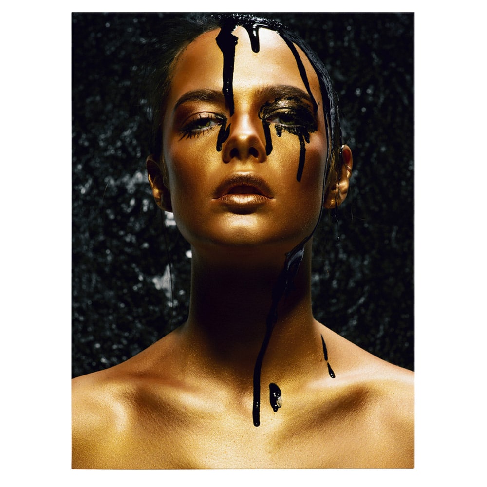 Machiaj auriu scurgandu-se tablou portret - Material produs:: Poster pe hartie FARA RAMA, Dimensiunea:: 60x80 cm Machiaj auriu scurgandu-se tablou portret - Material produs:: Poster pe hartie FARA RAMA, Dimensiunea:: 60x80 cm