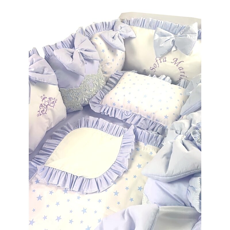 Lenjeria cu aparatori pat 140x70 cm din 13 pernute Albastru pal LUX by Deseda Lenjeria cu aparatori pat 140x70 cm din 13 pernute Albastru pal LUX by Deseda