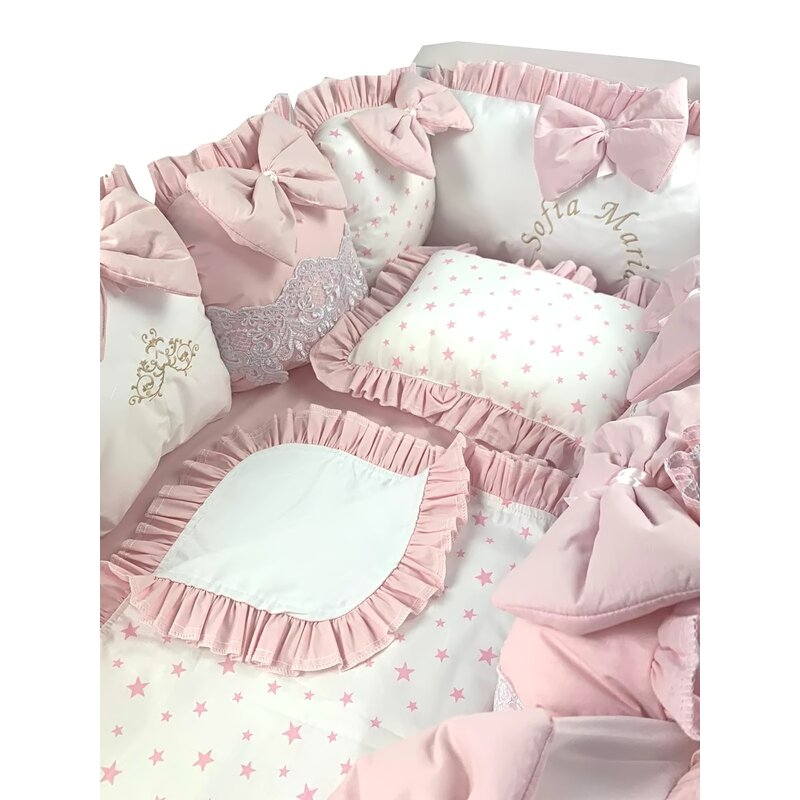 Lenjeria cu aparatori pat 140x70 cm din 13 pernute Roz pal LUX by Deseda Lenjeria cu aparatori pat 140x70 cm din 13 pernute Roz pal LUX by Deseda