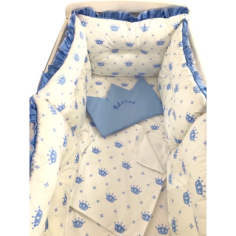 Lenjerie cu 6 aparatori pufoase și paturica pat 140x70 cm Deseda Coronita Albastra Lenjerie cu 6 aparatori pufoase și paturica pat 140x70 cm Deseda Coronita Albastra