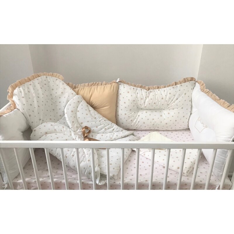 Lenjerie cu 6 aparatori pufoase si paturica pat 140x70 cm Deseda Alb -Stelute bej pe alb- bej Lenjerie cu 6 aparatori pufoase si paturica pat 140x70 cm Deseda Alb -Stelute bej pe alb- bej
