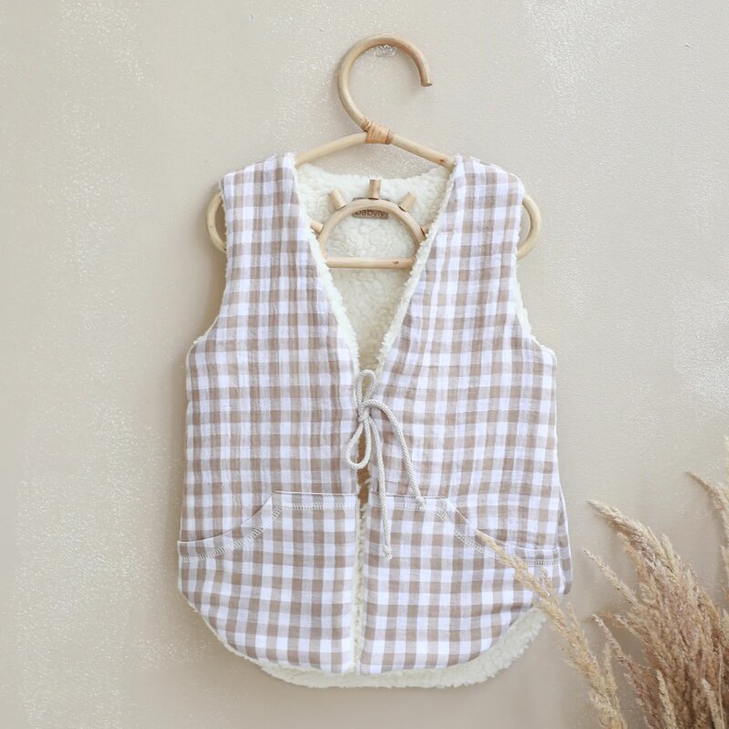 Babyly - Vesta pentru copii, reversibila, dublat, muselina carouri Bej si tesatura bucle Crem, Teddy by , 104 110, 3-5 ani Babyly - Vesta pentru copii, reversibila, dublat, muselina carouri Bej si tesatura bucle Crem, Teddy by , 104 110, 3-5 ani