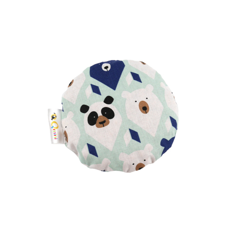 Pernuta anticolici, Qmini, Umpluta cu samburi de cirese, Cu husa din bumbac, Diametru 14 cm, Teddy Bear Pernuta anticolici, Qmini, Umpluta cu samburi de cirese, Cu husa din bumbac, Diametru 14 cm, Teddy Bear