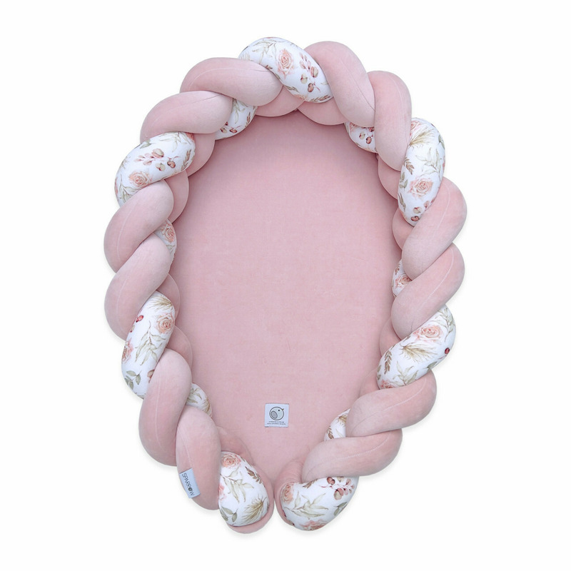 Babynest 2in1 pentru copii, cu margini impletite, din bumbac catifelat, Sparrow Velvet, Powder Pink Flowers Babynest 2in1 pentru copii, cu margini impletite, din bumbac catifelat, Sparrow Velvet, Powder Pink Flowers
