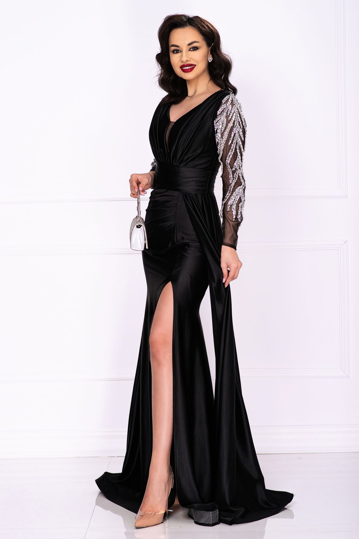 Rochie de lux Harmony lunga neagra cu strassuri si trena pe o parte Rochie de lux Harmony lunga neagra cu strassuri si trena pe o parte