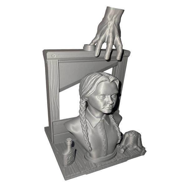 Figurina Wednesday, Thing T, Ghilotina, printat 3D din PLA, 13,4x20 cm Figurina Wednesday, Thing T, Ghilotina, printat 3D din PLA, 13,4x20 cm