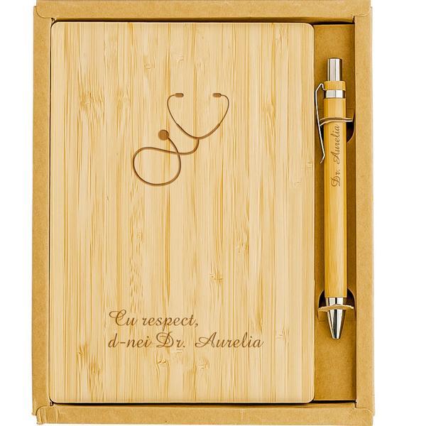 Agenda nedatata A5, Piksel, din lemn de bambus, cu pix, personalizata, cadou doctor Agenda nedatata A5, Piksel, din lemn de bambus, cu pix, personalizata, cadou doctor