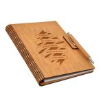 Agenda A5 din lemn personalizata, natur, Piksel, cu mesaj, 100 pagini si pix din lemn inclus