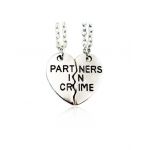 Set 2 coliere cu pandantiv inima si mesaj parteneri in crime in engleza