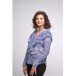 Bluza cu decolteu in V - model floral si volane
