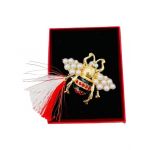 Brosa En-gros Albinuta Stilizata, marime mare, ambalata in cutie rosie, 8.5×6.5×2.5cm