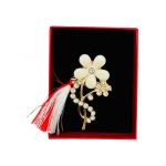Brosa En-gros Floare Stilizata, marime mare, ambalata in cutie rosie, 8.5×6.5×2.5cm