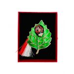 Brosa En-gros Gargarita pe Frunza, marime mare, ambalata in cutie rosie, 8.5×6.5×2.5cm