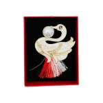 Brosa En-gros Lebada Stilizata, marime mare, ambalata in cutie rosie, 8.5×6.5×2.5cm
