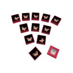 Set 24 Brose Martisor in cutiuta cu fereastra, 5×5cm, Fluturas Dragut, model 2024, en-gros
