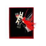Brosa Martisor En-gros, Cosar Norocos, ambalata in cutie rosie cu fereastra, 8.5×6.5×2.5cm