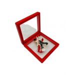 Brosa Martisor En-gros, Cosar Norocos in cutie cu expunere 3D, 8.5×8.5×2cm