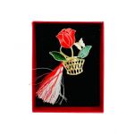 Brosa Martisor En-gros, Cosulet cu Trandafir, ambalata in cutie rosie cu fereastra, 8.5×6.5×2.5cm