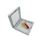 Brosa Martisor En-gros, Floare Stilizata in cutie cu expunere 3D, 8.5×8.5×2cm