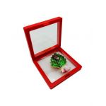 Brosa Martisor En-gros, Gargarita pe Frunza in cutie cu expunere 3D, 8.5×8.5×2cm