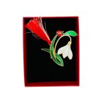 Brosa Martisor En-gros, Ghiocel Gingas, ambalata in cutie rosie cu fereastra, 8.5×6.5×2.5cm