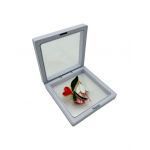 Brosa Martisor En-gros, Ghiocel Gingas in cutie cu expunere 3D, 8.5×8.5×2cm