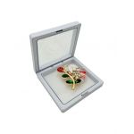 Brosa Martisor En-gros, Ghiocel Gingas in cutie cu expunere 3D, 8.5×8.5×2cm
