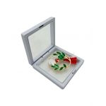Brosa Martisor En-gros, Ghiocel Gingas in cutie cu expunere 3D, 8.5×8.5×2cm