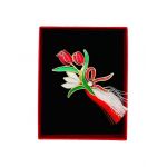 Brosa Martisor En-gros, Ghiocel si Lalele, ambalata in cutie rosie cu fereastra, 8.5×6.5×2.5cm