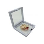 Brosa Martisor En-gros, Lebada Deosebita in cutie cu expunere 3D, 8.5×8.5×2cm
