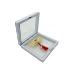 Brosa Martisor En-gros, Libelula Stilizata in cutie cu expunere 3D, 8.5×8.5×2cm