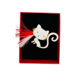 Brosa Martisor En-gros, Pisicuta Simpatica, ambalata in cutie rosie cu fereastra, 8.5×6.5×2.5cm