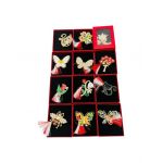 Brosa Martisor En-gros ambalata in cutie rosie cu fereastra, 8.5×6.5×2.5cm, modele diferite