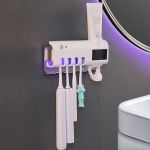 Dozator pentru pasta de dinti cu alimentare solara si sterilizator UV pentru periute