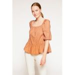 Bluza cu decupaje discrete