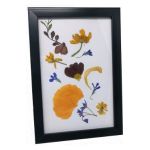 Rama neagra decorata cu flori presate