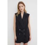 Sisley vesta culoarea negru, cu doua randuri de nasturi