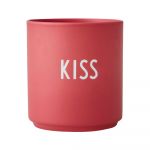 Cană din porțelan Design Letters Kiss, 300 ml, roșu