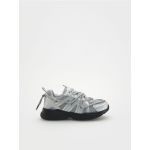 Pantofi sport cu efect metalizat si benzi elastice - gri-neutru