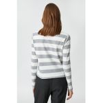 Bluza cu model in dungi si guler mediu
