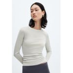 Bluza cu decolteu la baza gatului si aspect lucios