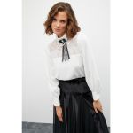 Bluza cu segmente de dantela si funde