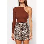 Bluza cu model crop si decolteu pe un umar